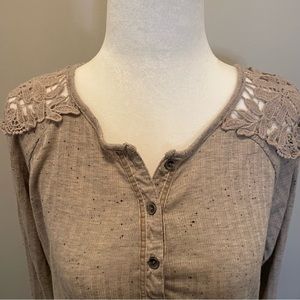 Vintage America Taupe Long Sleeve Henley w/ Crocheted Lace Shoulders Wm Sz L